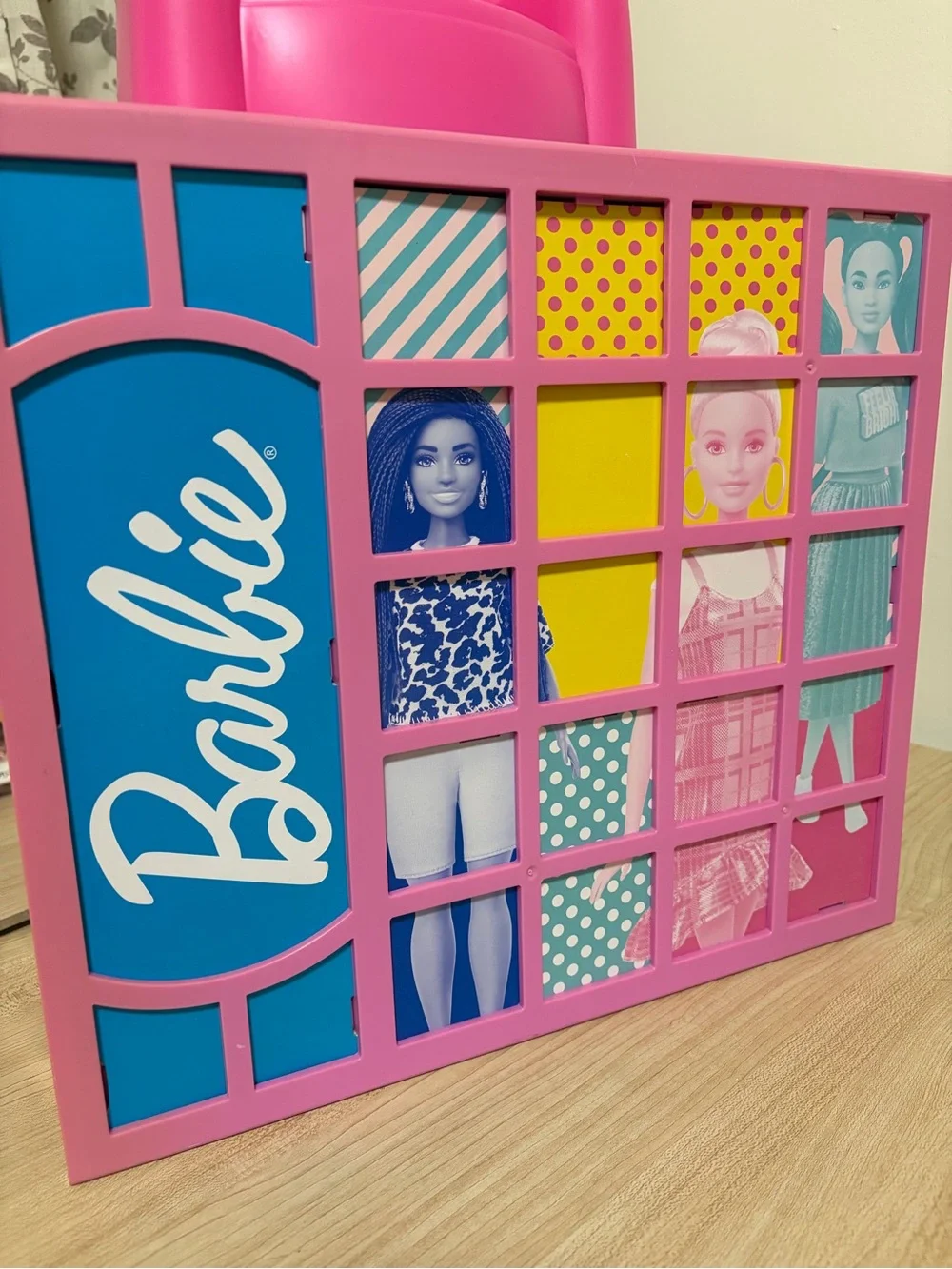 4 Barbie Pink and close and sofa